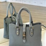 Çantë klasike – e bollshme, praktike dhe elegante