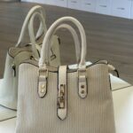 Çantë klasike – e bollshme, praktike dhe elegante