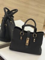 Çantë klasike – e bollshme, praktike dhe elegante