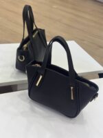 Çantë dore – stil modern, hapësirë e bollshme me detaje ngjyrë ari, e qëndrueshme dhe elegante