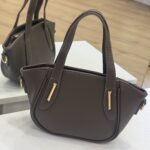 Çantë dore – stil modern, hapësirë e bollshme me detaje ngjyrë ari, e qëndrueshme dhe elegante