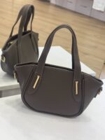 Çantë dore – stil modern, hapësirë e bollshme me detaje ngjyrë ari, e qëndrueshme dhe elegante