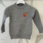 Pulover sportive me jakë rrethore dhe dizajn zemre